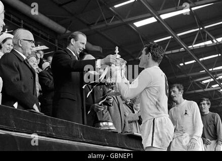 Fußball - FA Cup - Finale - Tottenham Hotspur gegen Chelsea. S.H. der Herzog von Kent überreicht den FA Cup an den siegreichen Kapitän Dave Mackay von Tottenham Hotspur Stockfoto