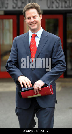 Der liberale Demokrat Nick Clegg verlässt die Sacred Heart School in Camberwell, wo er im Rahmen der Einleitung des Europawahlkampfes der Partei an einer französischen Lektion teilgenommen hat. Stockfoto