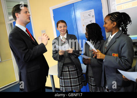 Der Liberaldemokrat Nick Clegg spricht mit den Studenten während eines Besuchs der Sacred Heart School in Camberwell, wo er an einem Französischkurs im Rahmen des Startes des Europawahlkampfes der Partei teilnahm. Stockfoto