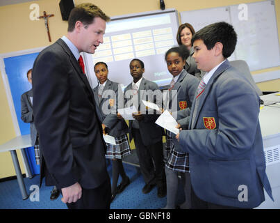 Der Liberaldemokrat Nick Clegg spricht mit den Studenten während eines Besuchs der Sacred Heart School in Camberwell, wo er an einem Französischkurs im Rahmen des Startes des Europawahlkampfes der Partei teilnahm. Stockfoto