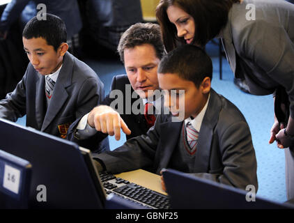 Der liberale Demokrat Nick Clegg unterstützt die Schüler bei einem Besuch der Sacred Heart School in Camberwell, wo er im Rahmen des Startes des Europawahlkampfes der Partei an einem Französischkurs teilgenommen hat. Stockfoto