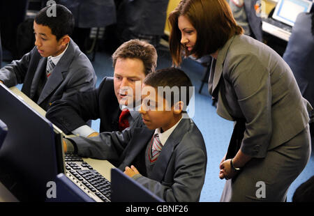 Der liberale Demokrat Nick Clegg unterstützt die Schüler bei einem Besuch der Sacred Heart School in Camberwell, wo er im Rahmen des Startes des Europawahlkampfes der Partei an einem Französischkurs teilgenommen hat. Stockfoto