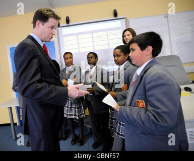 Der Liberaldemokrat Nick Clegg spricht mit den Studenten während eines Besuchs der Sacred Heart School in Camberwell, wo er an einem Französischkurs im Rahmen des Startes des Europawahlkampfes der Partei teilnahm. Stockfoto