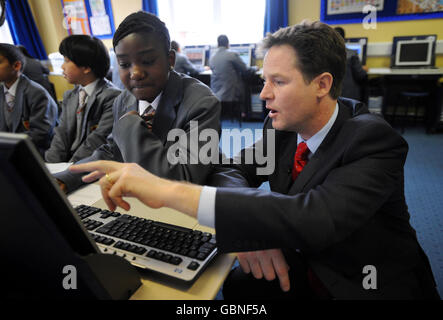 Der Liberaldemokrat Nick Clegg spricht mit einem Studenten während eines Besuchs der Sacred Heart School in Camberwell, wo er an einem Französischkurs im Rahmen seiner Einleitung des Europawahlkampfes der Partei teilnahm. Stockfoto