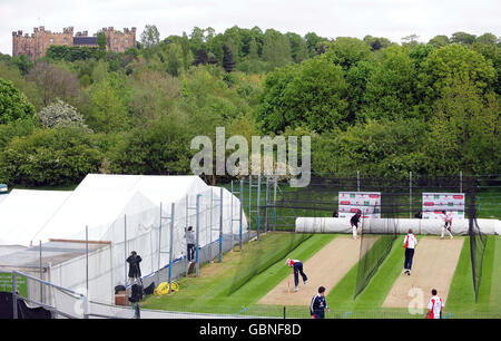 Eine allgemeine Ansicht der englischen Spieler während der Nets-Sitzung auf dem County Ground, Chester-Le-Street, Durham.