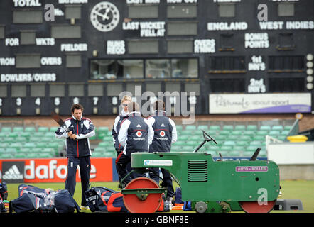 Durham und Englands Graham Onions (links) während der Nets-Sitzung auf dem County Ground, Chester-Le-Street, Durham. Stockfoto