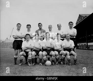 Fulham-Teamgruppe: (Hintere Reihe, l-r) George Cohen, Alan Mullery, Tony Macedo, Jim Langley, Eddie Lowe, Derek Lampe; (vordere Reihe, l-r) John Key, Pat O'Connell, Johnny Haynes, John Doherty, Trevor Watson Stockfoto