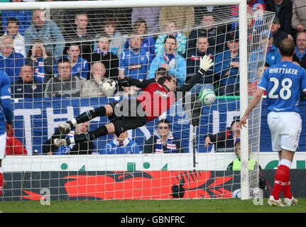 Rangers Torhüter Neil Alexander ist machtlos, einen Schuss in der Rückseite des Netzes von Hibernians Derek Riordan (nicht abgebildet) während des Spiels Clydesdale Bank Scottish Premier League im Easter Road Stadium, Edinburgh zu stoppen. Stockfoto