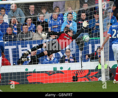 Rangers Torhüter Neil Alexander ist machtlos, einen Schuss in der Rückseite des Netzes von Hibernians Derek Riordan (nicht abgebildet) während des Spiels Clydesdale Bank Scottish Premier League im Easter Road Stadium, Edinburgh zu stoppen. Stockfoto