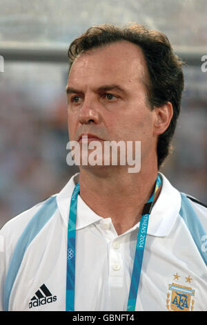 Fußball - Olympische Spiele 2004 in Athen - erste Runde der Männer - Gruppe C - Argentinien / Serbien & Montenegro. Marcelo Bielsa, Trainer Argentinien Stockfoto