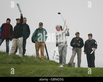 Der nordirische Graeme McDowell schlägt den 11. Platz während der Irish Open 3 im County Louth Golf Club, Baltray, Irland, ab. Stockfoto