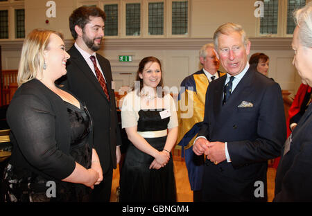 Der Prinz von Wales (zweite rechts) trifft Gäste während der jährlichen Preisverleihung des Royal College of Music am Royal College of Music (RCM) in London. Stockfoto