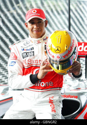 Mercedes McLaren Lewis Hamilton mit seinem neuen Helm mit Steinmetz-Diamanten während eines Fotoanrufs im McLaren Technology Centre, Woking, Surrey. Stockfoto
