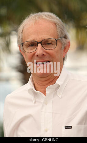 Regisseur Ken Loach bei einem Fotocall für den Film "Looking for Eric", im Palais des Festivals in Cannes, Frankreich, während der 62. Filmfestspiele von Cannes, Frankreich. Stockfoto