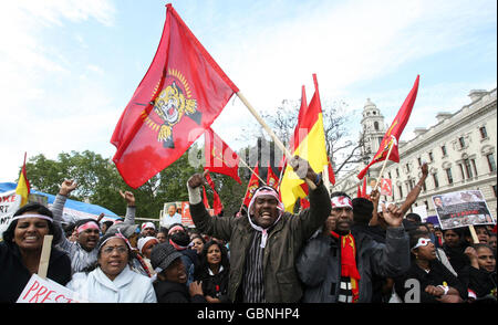 Tamilische Tiger protestieren vor dem Londoner Parlament, als die srilankische Armee ihre Aufräumen gegen die letzten verbleibenden tamilischen Tiger-Rebellen abschließt, die gegen staatliche Truppen kämpfen. Stockfoto