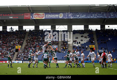 Rugby Union - Heineken Cup - Viertelfinale - Leicester Tigers gegen Bath Rugby - The Walkers Stadium. Allgemeiner Blick auf eine Line-Out während des Spiels im Walkers Stadium des Fußballvereins Leicester City Stockfoto