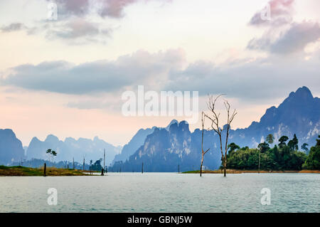 Dämmerung Blick auf Cheow Lan Lake, Khao Sok National Park, Provinz Surat Thani, Thailand Stockfoto