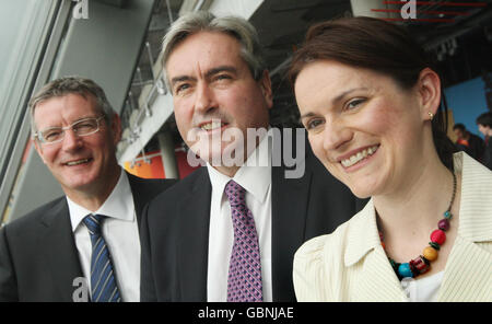 Der schottische Labour-Vorsitzende Iain Gray (Mitte) mit den schottischen Labour-Europawahlkandidaten Catherine Stihler (rechts) und David Martin (links) während des Wahlkampfs der schottischen Labour-Europawahl im Glasgow Science Center. Stockfoto