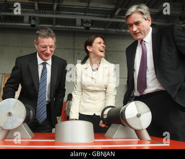 Der schottische Labour-Vorsitzende Iain Gray (rechts) mit den schottischen Labour-Europawahlkandidaten Catherine Stihler (Mitte) und David Martin (links) während des Startvorgangs des schottischen Europawahlkampfes im Glasgow Science Center. Stockfoto