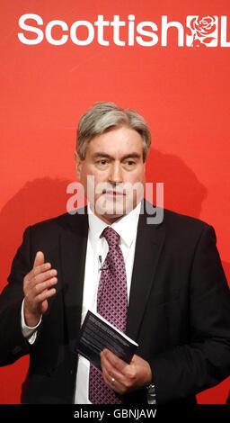 Der schottische Labour-Vorsitzende Iain Gray während des Wahlkampfs der schottischen Labour-Partei im Glasgow Science Center. Stockfoto