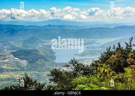 Blick vom Hügel in der Nähe von Antigua des Lago amatitlan in der Nähe von Guatemala City, Mittelamerika Stockfoto