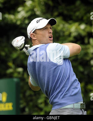 Der ehemalige England Rugby Spieler Matt Dawson schlägt das 16. Loch während der BMW PGA Championship Übungsrunde im Wentworth Golf Club, Surrey. Stockfoto