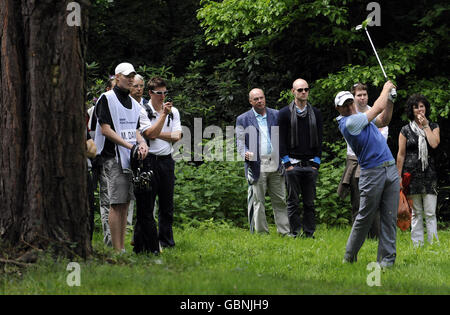 Der ehemalige England Rugby-Spieler Matt Dawson spielt während der BMW PGA Championship Practice Round im Wentworth Golf Club, Surrey, aus dem Rough auf dem 16. Loch. Stockfoto