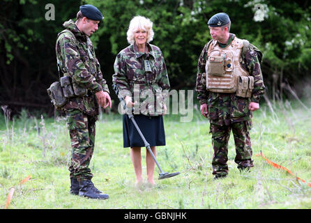 Die Herzogin von Cornwall spricht mit Company Sergeant Major Danny Moncrieth (links), während sie die 4. Gewehre besucht, bevor sie in Afghanistan im Bramley Training Area, Hampshire, stationiert ist. Stockfoto