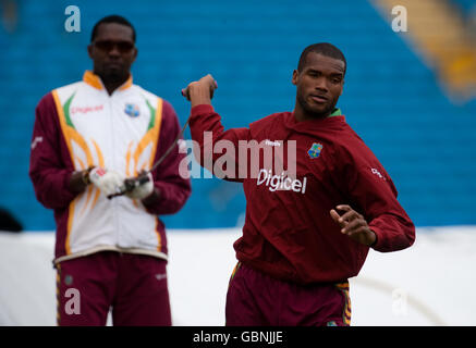 Runako Morton von West Indies (rechts) und Sulieman Benn während der Nets-Session auf dem Headingley Carnegie Cricket Ground, Leeds. Stockfoto