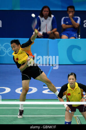 Badminton - Olympische Spiele 2004 In Athen - Mixed Doubles - Finale. Der chinesische Jun Zhang streckt sich hoch in einen Zerschmettern gegen die britischen Premierminister Nathan Robertson und Gail Stockfoto