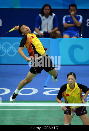 Badminton - Olympische Spiele 2004 In Athen - Mixed Doubles - Finale. Der chinesische Jun Zhang streckt sich hoch in einen Zerschmettern gegen die britischen Premierminister Nathan Robertson und Gail Stockfoto