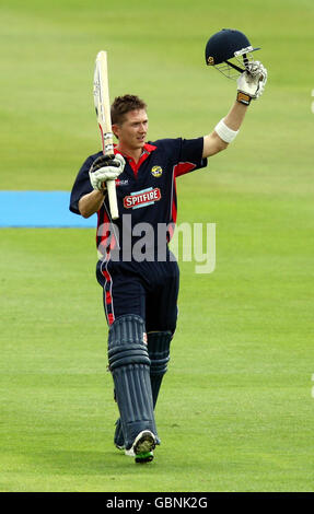 Cricket - Friends Provident Trophy - Gruppe B - Warwickshire / Kent - Edgbaston. Kents Joe Denly würdigt die Menge, nachdem er sein Jahrhundert während des Friends Provident Trophy-Spiels in Edgbaston, Birmingham, erreicht hat. Stockfoto