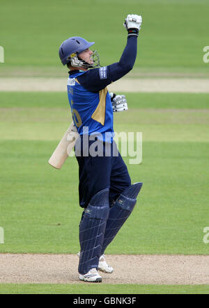 Cricket - Friends Provident Trophy - Gruppe A - Nottinghamshire / Hampshire - Trent Bridge. Hampshire Michael Lumb feiert den Sieg Stockfoto