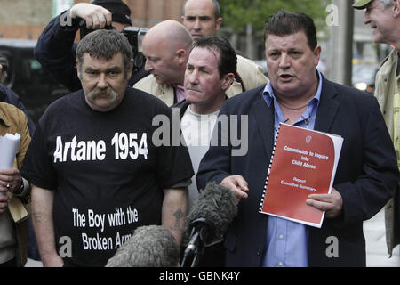 Kevin Flannigan (links) und John Kelly von der Gruppe Survivors of Child Missbrauchs protestieren gegen die Nichteinspielung des lang erwarteten Berichts der Child Missbrauchs Commission im Conrad Hotel, Dublin. Stockfoto