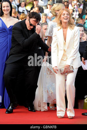 Quentin Tarantino und Melie Laurent tanzen, als sie zur Vorführung von Inglourious Basterds im Palais de Festival während der 62. Filmfestspiele von Cannes, Frankreich, eintreffen. Stockfoto