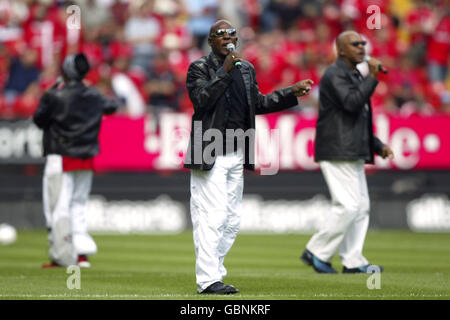 Fußball - FA Barclays Premiership - Charlton Athletic gegen Portsmouth. Pre-Match-Unterhaltung von The Real Thing Stockfoto