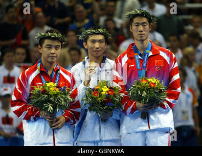 Koreas Goldmedaillengewinner im Einzel-Finale der Herren Min Seung Ryu wird flankiert von Silbermedaillengewinner aus China Hao Wang (links) und Bronzemedaillengewinner, Chinas Liqin Wang (rechts) Stockfoto