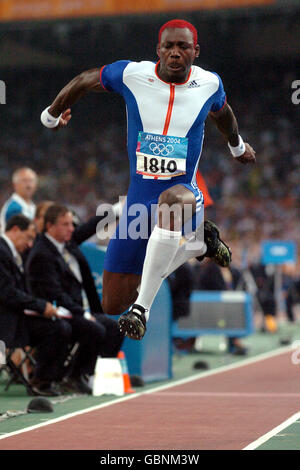 Leichtathletik - Olympische Spiele 2004 in Athen - Dreisprung der Männer - Finale. Der britische Phillips Idowu in Aktion Stockfoto