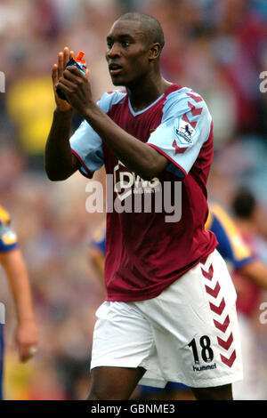 Fußball - FA Barclays Premiership - Aston Villa / Southampton. Carlton Cole, Aston Villa Stockfoto