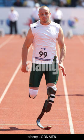 Paralympics - BT Paralympic World Cup - Tag fünf - Manchester. Südafrikas Oscar Pistorius gewinnt Gold bei den Herren T44 100 Meter während der BT Paralympic World Cup, Manchester. Stockfoto
