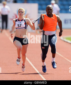 Paralympics - BT Paralympic World Cup - Tag fünf - Manchester. Die britische Libby Clegg (links) gewinnt während der BT Paralympic World Cup, Manchester, Gold in den T12 Womens 100 Meter. Stockfoto