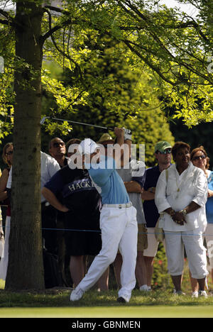 Der Engländer Paul Casey spielt seinen zweiten Schuss zum 1. Green während des 4. Rundes der BMW PGA Championship im Wentworth Golf Club, Surrey. Stockfoto