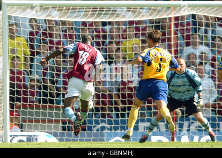 Fußball - FA Barclays Premiership - Aston Villa / Southampton. Carlton Cole von Aston Villa punktet Stockfoto