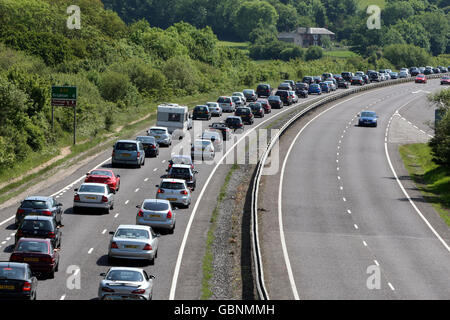 Tausende strömen nach Brighton, Sussex, während Großbritannien sich in warmem Sonnenschein sonnt. Stockfoto