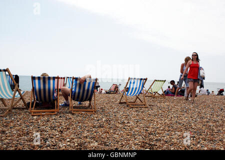 Tausende strömen nach Brighton, Sussex, während Großbritannien sich in warmem Sonnenschein sonnt. Stockfoto