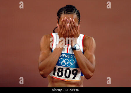 Kelly Holmes aus Großbritannien steckt ihren Kopf in die Hände Ungläubig nach dem Gewinn der Goldmedaille Stockfoto