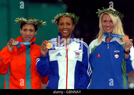 (L-R) Marokkos Hasna Benhassi (Silber), Großbritanniens Kelly Holmes (Gold) und Sloweniens Jolanda Ceplak (Bronze) zeigen ihre Medaillen Stockfoto