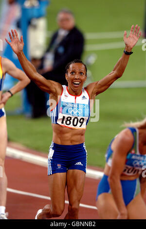 Die britische Kelly Holmes ist in der Disbeleif, als sie kreuzt Die Linie, um die Goldmedaille zu gewinnen Stockfoto