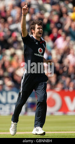 Englands James Anderson feiert die Auflösung von West Indies Ramnaresh Sarwan während des dritten One Day International in Edgbaston, Birmingham. Stockfoto