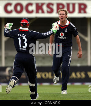 Der englische Stuart Broad feiert während des dritten One Day International in Edgbaston, Birmingham, das Wicket des westindischen Kapitäns Chris Gayle. Stockfoto